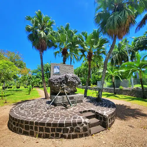 Arrivée des Français monument